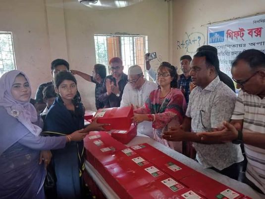 পড়াশুনায় উৎসাহ জোগাতে শিক্ষার্থীদের মাঝে গিফট্ বক্স বিতরণ