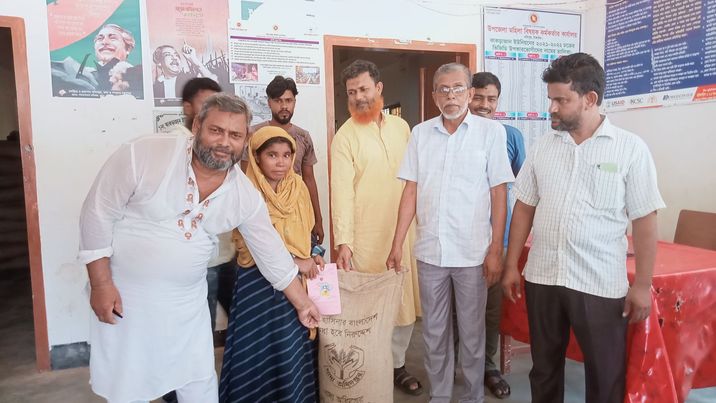 সখীপুরে কাকড়াজান ইউনিয়নে ভিডব্লিউবি কার্ডধারীদের মাঝে বিনামূল্যে চাউল বিতরণ 