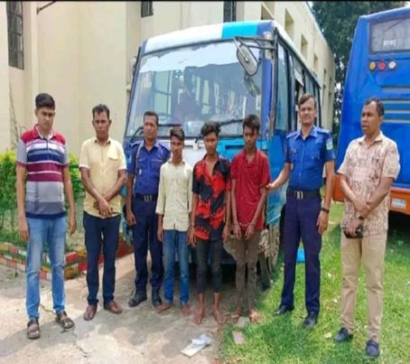 ভালুকায় চলন্ত বাসে এক নারী যাত্রীকে ধর্ষণের চেষ্টা 