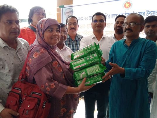 ঠাকুরগাঁওয়ে বিভিন্ন প্রতিষ্ঠানে স্কুল ব্যাগ ও স্যানিটারী ন্যাপকিন বিতরন 