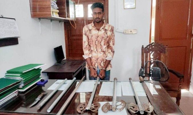 বগুড়ায় দেশীয় অস্ত্রসহ গ্রেপ্তার এক