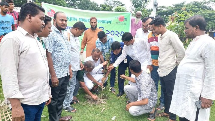 ভোলায় প্রকৃতি ও জীবন ক্লাবের উদ্যোগে ব্যাংকেহাটে বিভিন্ন প্রজাতির বৃক্ষ রোপন।