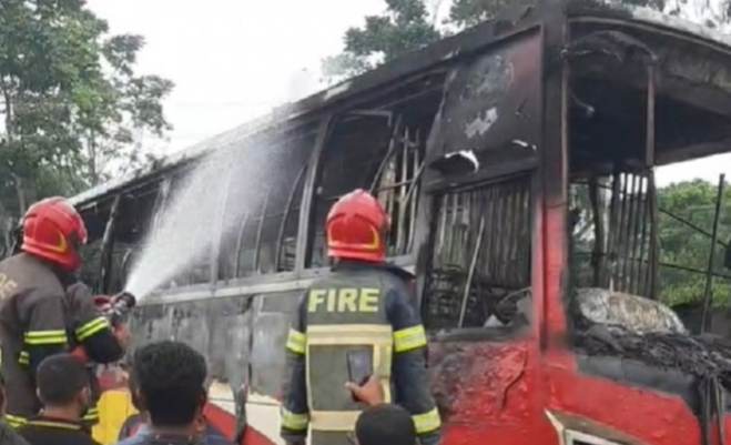 বগুড়ায় রাস্তা পারাপারের সময় বাস চাপায় বৃদ্ধ নিহত, বাসে এলাকাবাসীর আগুন