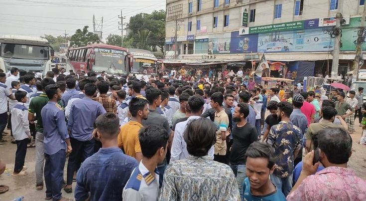 ভালুকায় অতিরিক্ত বেতনের টাকা আদায়ের প্রতিবাদে শিক্ষার্থীদের মহাসড়ক অবরোধ। 
