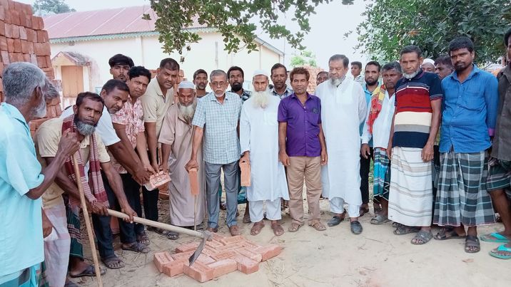 সখীপুরে বড়বাইদপাড়া বাজার থেকে পাকা রাস্তা পর্যন্ত ইট সলিং রাস্তার শুভ উদ্বোধন