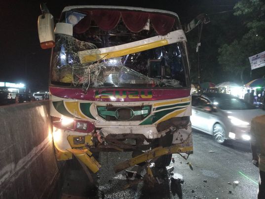 চট্টগ্রাম কণফুলি শাহ আমানত সেতুর থেকে নামতে বাস চি এন জি ভয়াবহ দুর্ঘটনা হয়েছে 