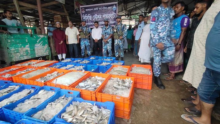 পাথরঘাটায় কোস্টগার্ডের অভিযানে ২০ মন সামুদ্রিক মাছসহ ৪জেলে আটক