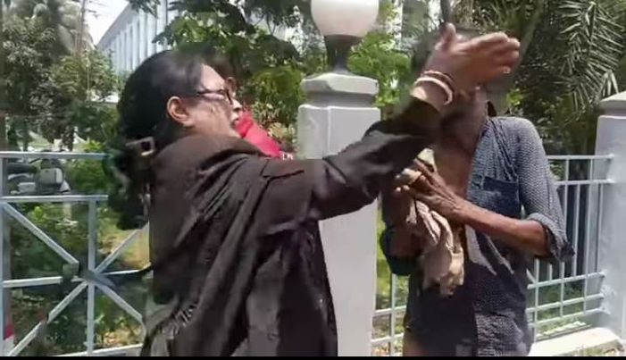 যশোরে আইনজীবী নির্যাতনের শিকার রিকশা চালকের পাশে সাপোর্ট হিউম্যানিটি।