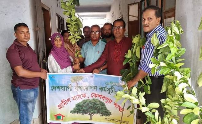 কেশবপুরে গ্রামীণ ব্যাংকের উদ্যোগে ১০ হাজার ফলজ ও বনজ গাছের চারা বিতরণ। 