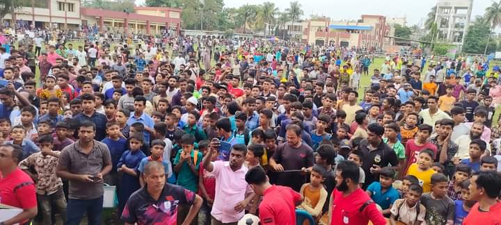 কেশবপুরে বঙ্গবন্ধু জাতীয় গোল্ডকাপ ফুটবল টুর্নামেন্টে পাঁজিয়া ইউনিয়ন ফুটবল একাদশ চ্যাম্পিয়ান।