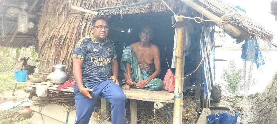 পাইকগাছায় অসুস্থ প্রবীন আওয়ামীলীগ নেতা দরিদ্র অরুন মন্ডলের পাশে- চেয়ারম্যান তুহিন