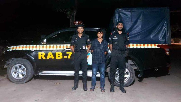 চট্টগ্রাম জেলার লোহাগাড়া এলাকার শীর্ষসন্ত্রাসী অস্ত্রসহ আটক।