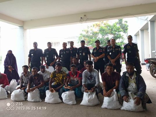 কয়রায় আত্মসমর্পণকারী বনদস্যু মাঝে ঈদ উপহার সামগ্রী দিলো র‍্যাব