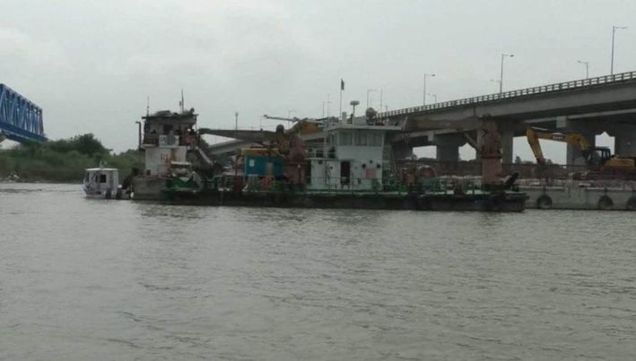 অবৈধভাবে বালু উত্তোলনের দায়ে আড়িয়ালখাঁয় অভিযানে আটক- ৯, রেল সেতুর নদীশাসন বাঁধে বাধার অভিযোগ