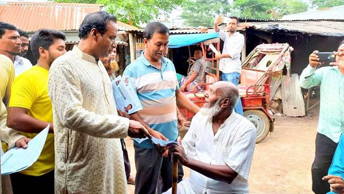 সরকারের মেগা প্রকল্প ও উন্নয়ন প্রচারে ভালুকায় লিফলেট বিতরণ 