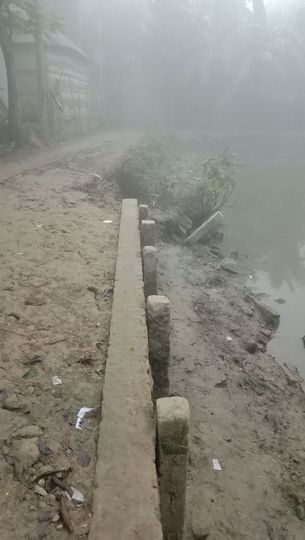 ভাঙ্গা রাস্তা নির্মাণের জোর দাবী জানাচ্ছেন এলাকাবাসী