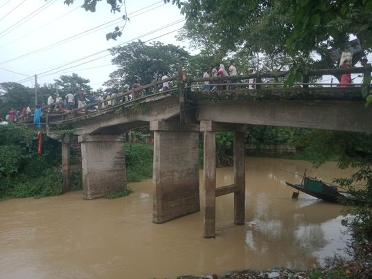 সুনামগঞ্জে ধর্মপাশা বাজারের মাঝখানে ব্রিজ ভেঙ্গে যাওয়ায় চলাচলের ব্যবস্থা বিচ্ছিন্ন।