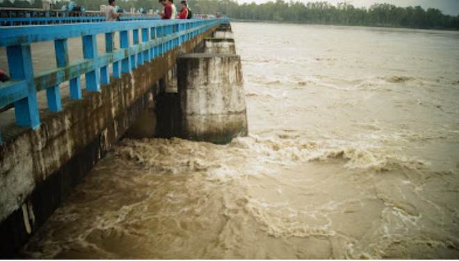 উজান থেকে ধেয়ে আসা পাহাড়ি ঢল ও কয়েকদিনের টানা বৃষ্টি