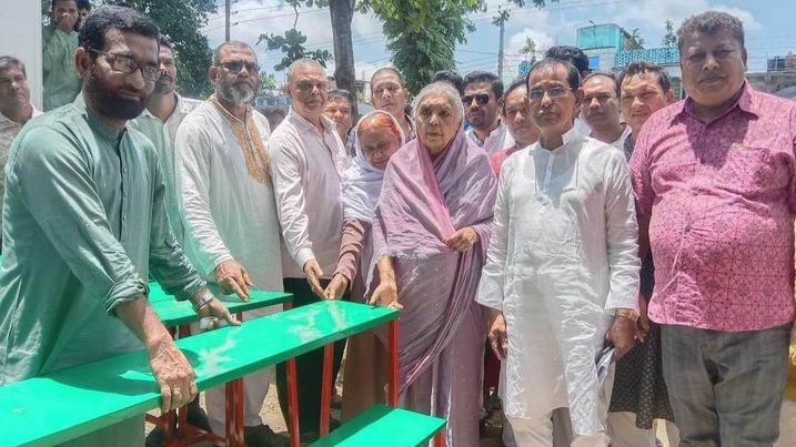 শিক্ষাপ্রতিষ্ঠানে ষ্টীলের বেঞ্চ ও নগদ অর্থ বিতরণ করলেন;বেগম মতিয়া চৌধুরী 