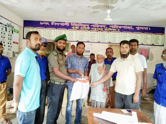 পাইকগাছায় চাঁদখালী ইউনিয়নের ৩৫১১ জন হত দরিদ্র'র মাঝে চাউল বিতরণ করেন - চেয়ারম্যান শাহজাদা