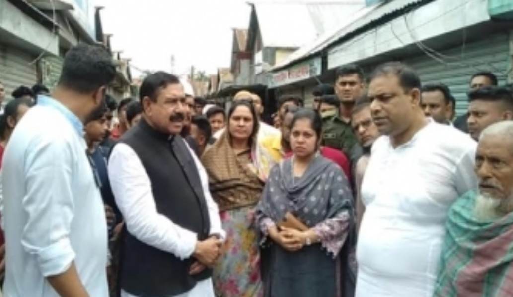 মাদারীপুরে অগ্নিকান্ডে পুড়ে যাওয়া দোকান পরিদর্শনে এমপি শাজাহান খান