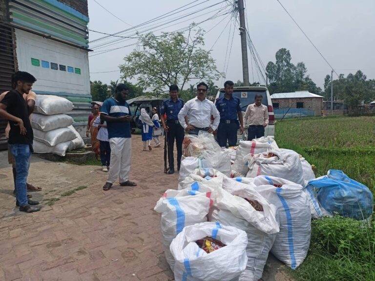 বগুড়ায় নকল চিপসের কারখানায়  জরিমানা ও প্যাকেট ধ্বংস 
