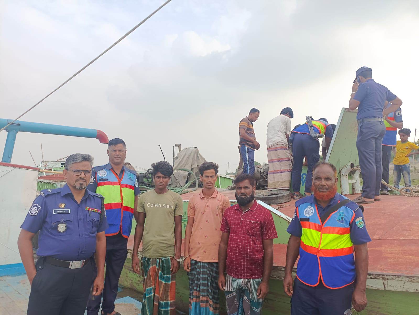 সারিয়াকান্দিতে অবৈধ বালু উত্তোলনের দায়ে ৪ জনকে আটক করছে নৌ পুলিশ।