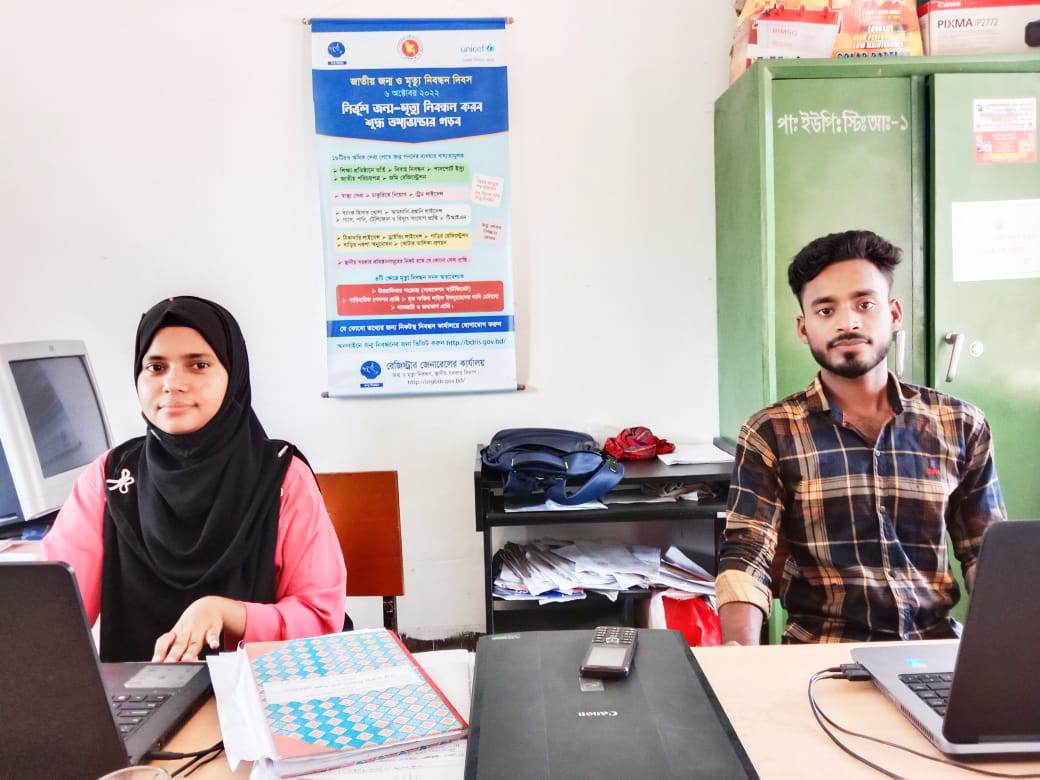 ধর্মপাশা  উপজেলাধীন পাইকরাটি ইউনিয়ন পরিষদের শেষ্চ্ছা  শ্রমে কাজ করে যাচ্ছে দুই উদ্যোক্তা। 
