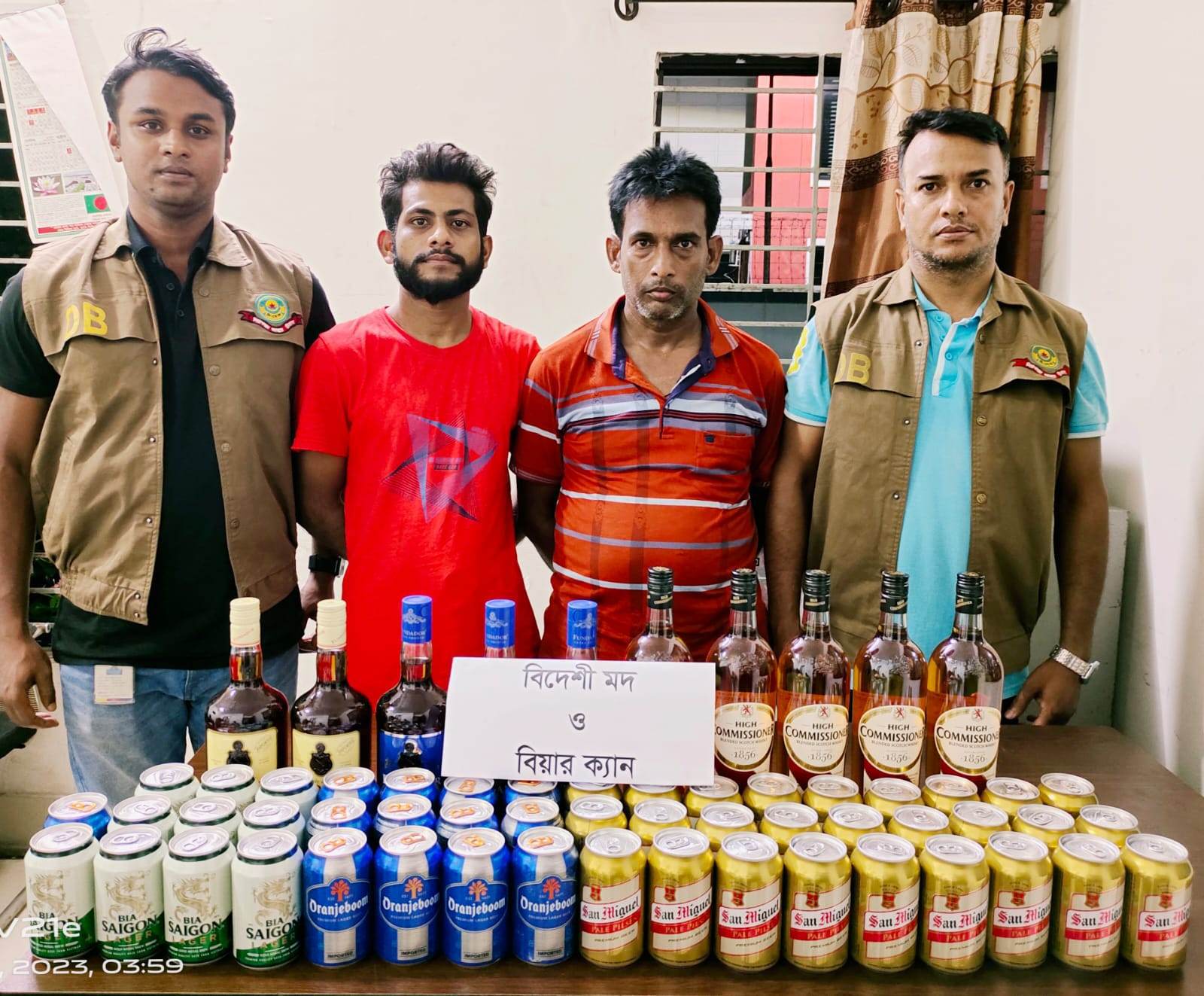 ১০ টি বিদেশী মদের বোতল,৫০ টি বিয়ার এর ক্যান সহ ২ জন মাদক ব্যবসায়ী গ্রেফতার।