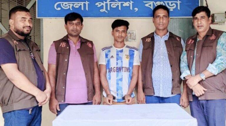 বগুড়ায় ভুয়া ইউএনও পরিচয়ে অর্থ হাতিয়ে নেওয়া তুহিন গ্রেফতার 