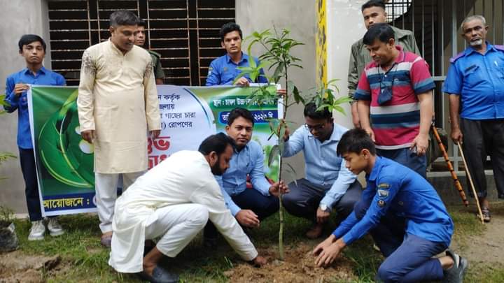 বাঁশখালীতে প্রশাসনের উদ্যোগে চারা রোপন কার্যক্রমের উদ্বোধন