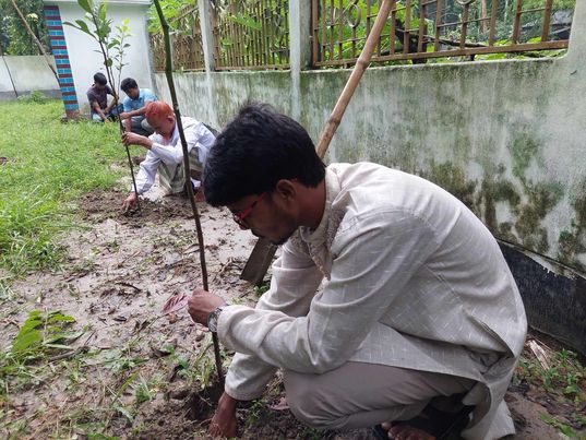 বৃক্ষরোপণ করল সুন্দরগঞ্জ উন্নয়ন ফোরাম