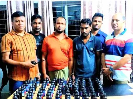 কাঠালিয়ায় বিপুল পরিমান ফেন্সিডিল সহ মাদক কারবারি আটক