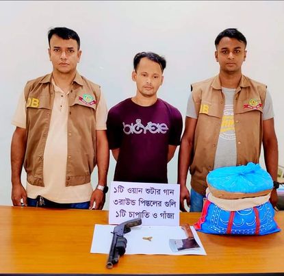 আগ্নিয়াস্র, চাইনিজ কুড়াল, ০৩ রাউন্ড গুলি ও ০৩ কেজি গাঁজা সহ ০১ জনকে গ্রেফতার করেছে ডিবি পুলিশ।