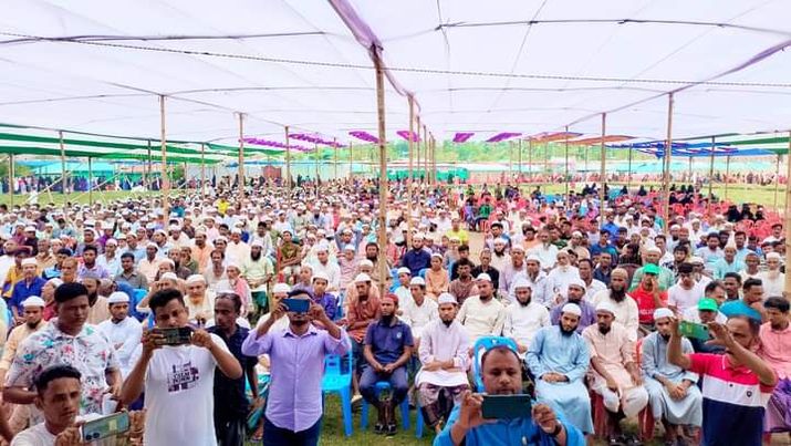 বঙ্গবন্ধুর শাহাদাত বার্ষিকীতে টেকনাফ পৌরসভার ২০ হাজার মানুষকে গণভোজ খাওয়ালেন সাবেক এমপি বদি। 