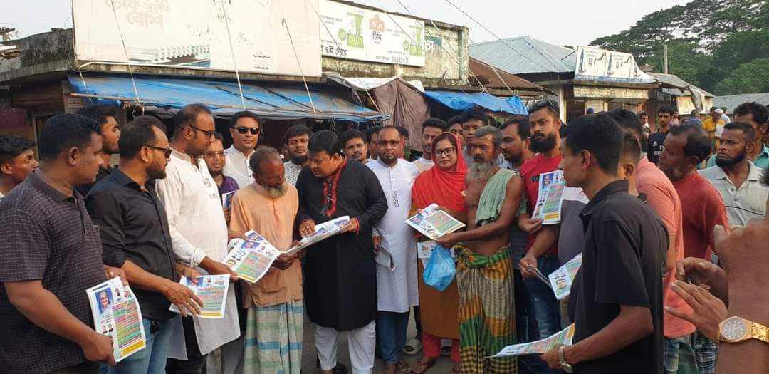 তেরখাদা উপজেলার সদর ইউনিয়নে বিভিন্ন হাটবাজারে জননেত্রী দেশরত্ন শেখ হাসিনার উন্নয়নের প্রচারণা ও লিফলেট  বিতরণঃ