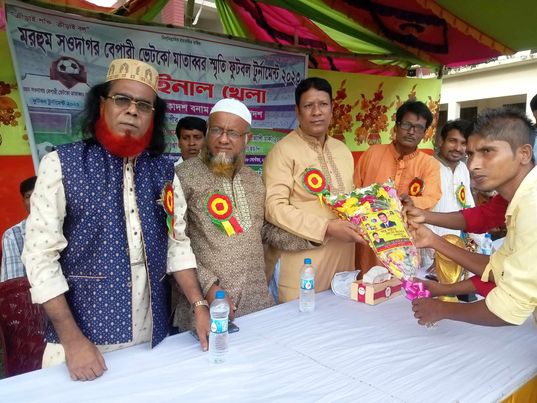 ঢাকার ধামরাইয়ে মরহুম ভেটকো মাতাব্বর স্মৃতি স্বরণে ফুটবল টুনামেন্ট অনুষ্ঠিত হয়েছে।