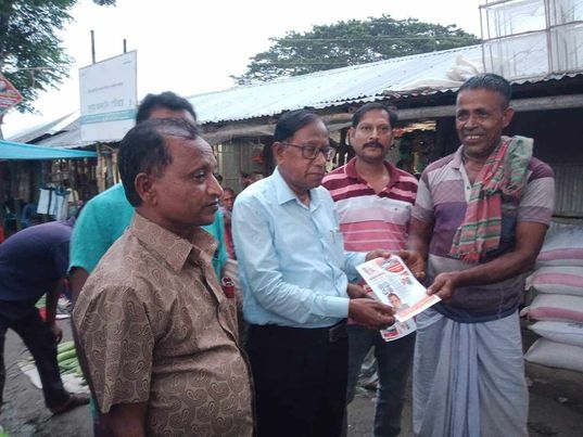 মাননীয় প্রধানমন্ত্রী জননেত্রী শেখ হাসিনা সরকারের উন্নয়নের লিফলেট বিতরণঃ