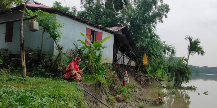 আমতলীর গুলিশাখালীতে নদী ভাঙ্গনে ঘর হারানোর আতঙ্কে রাশি 