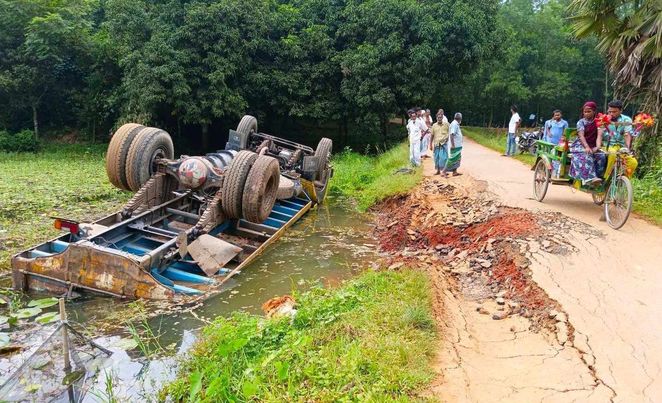 গ্রামের সড়ক নষ্ট করে মাটি ব্যবসা, দুর্ঘটনা কবলিত মাটি খেকোদের ড্রাম ট্রাক,আটক করেছে বিক্ষুব্ধ এলাকাবাসী 