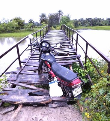 বটিয়াঘাটা গোন্ধামারী কাঠের ব্রীজ দ্রুত সংস্কার প্রয়োজনঃ