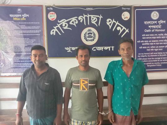 পাইকগাছা মাদক ব্যবসায়ী'সহ অন্যান্য মামলায় আটক-৪