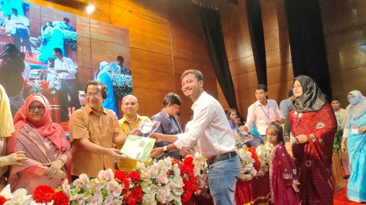 আইসিটি গ্রীন অ্যাওয়ার্ড পেলেন নওগাঁর শহিদুল 