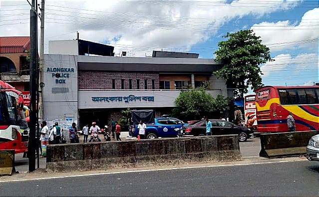 অলংকার মোড়ে ফুটপাতের দোকানে ফাঁড়ি ইনচার্জের প্রভাব !