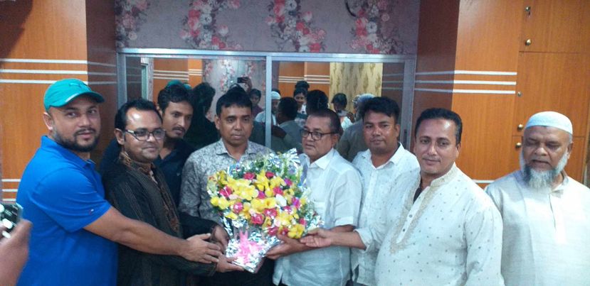নবাগত ওসি'র সাথে মাধবদী প্রেসক্লাবের সাংবাদিকদের ফুলেল শুভেচ্ছা বিনিময়।