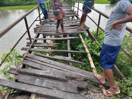 গোন্ধামারি কাঠের ব্রিজ যেন মরণ ফাঁদঃ 