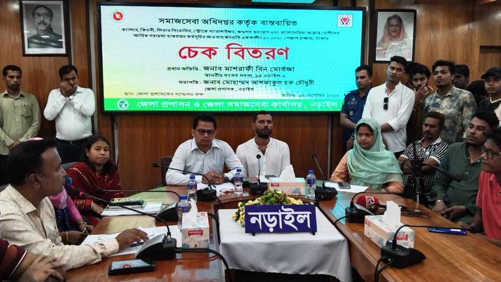নড়াইলে ক্যান্সার, কিডনী সহ বিভিন্ন রোগে আক্রান্ত রোগীদের আর্থিক সহায়তার চেক বিতরণ 