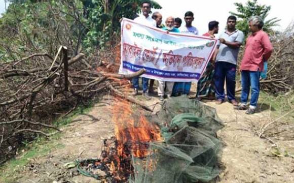 কালিয়াকৈর উপজেলার বিভিন্ন বিলে অভিযান চালিয়ে চায়না দুয়ানি জাল জব্দ করেছে উপজেলা মৎস্য দপ্তর।