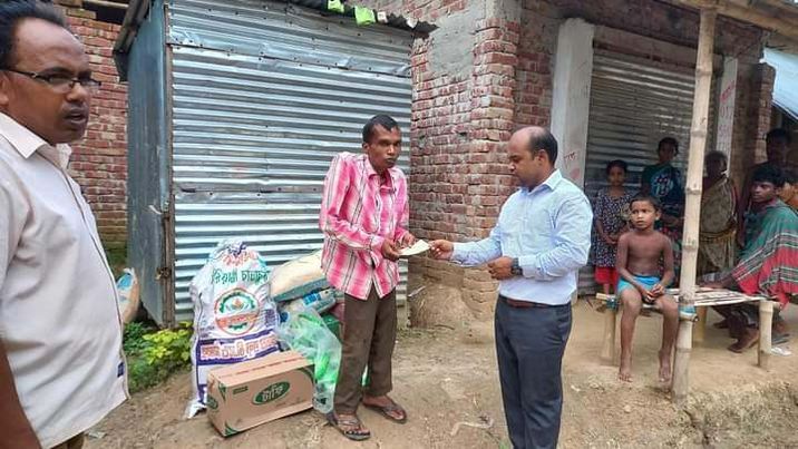 সাপাহারে প্রতিবন্ধী আদিবাসী বালকের পাশে ইউএনও 