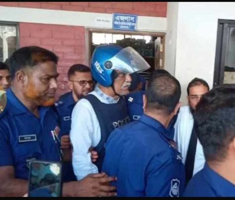 প্রধানমন্ত্রীকে হুমকিদাতা রাজশাহী জেলা বিএনপির আহ্বায়ক আবু সাঈদ চাঁদ আদালত থেকে ফের কারাগারে 